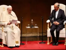 Papa Francisco e o presidente português Marcelo Rebelo de Sousa ontem (2) no Centro Cultural de Belém em Lisboa, Portugal. - Crédito: Daniel Ibáñez