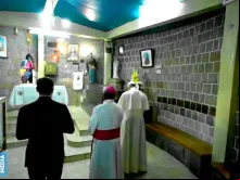 Papa Francisco reza diante do túmulo da beata Rasoamanarivo.