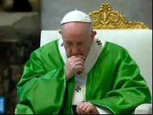 Papa Francisco em oração.