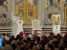 Papa Francisco na catedral ortodoxa da Romênia. Crédito: Captura de vídeo (Vatican News)
