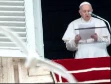 O Papa conduz a oração Regina Coeli da janela do Palácio Apostólico.