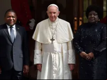 Papa Francisco junto com a família presidencial de Moçambique.