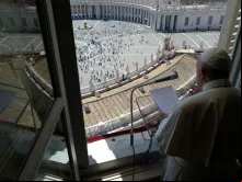 Papa reza Regina Coeli do Palácio Apostólico.