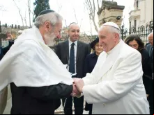 Papa Francisco saúda o rabino chefe de Roma, Riccardo Di Segni.