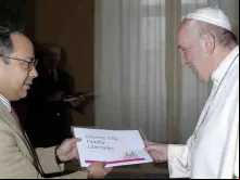 Papa Francisco recebe o relatório Vida, Família e Liberdades 2019 das mãos de Rodrigo Iván Cortés. Crédito: Cortesia Rodrigo Iván Cortés.