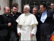 Papa Francisco com padres