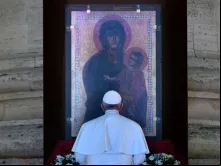 O Papa Francisco reza diante do ícone da Salus Populi Romani.