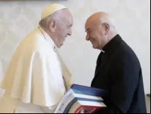 Papa Francisco com o presidente da Pontifícia Academia para a Vida, dom Viceno Paglia