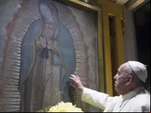 Papa Francisco toca a imagem original da Virgem de Guadalupe durante sua visita ao México em 2016.