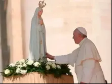 Papa Francisco diante de uma imagem de Nossa Senhora de Fátima.
