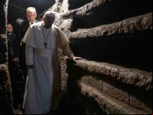 Papa Francisco visita catacumba 