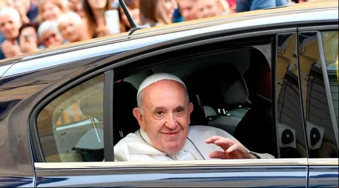 Papa-Francisco-auto-VaticanMedia-240919.jpg ?? 