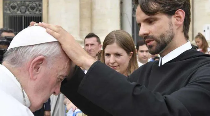 Papa-Francisco-bendicion-sacerdote-Johannes-Feierabend-Vatican-Media-310819.jpg ?? 