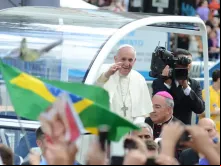 Papa Francisco saúda os jovens na JMJ Rio 2013