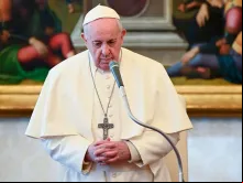 Papa Francisco reza durante a Audiência Geral.