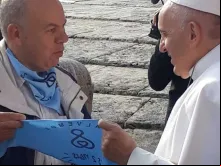 Papa Francisco recebe o lenço azul de ‘Salvemos as 2 vidas’ em 21 de novembro.
