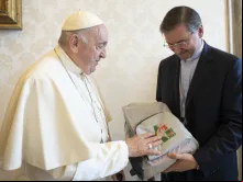 Papa Francisco recebe o kit de peregrino de dom Américo Aguiar