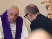 Fiel se confessa com o papa Francisco durante a cerimônia 