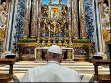 O papa Francisco reza diante da imagem da Virgem Salus Populi Romani.