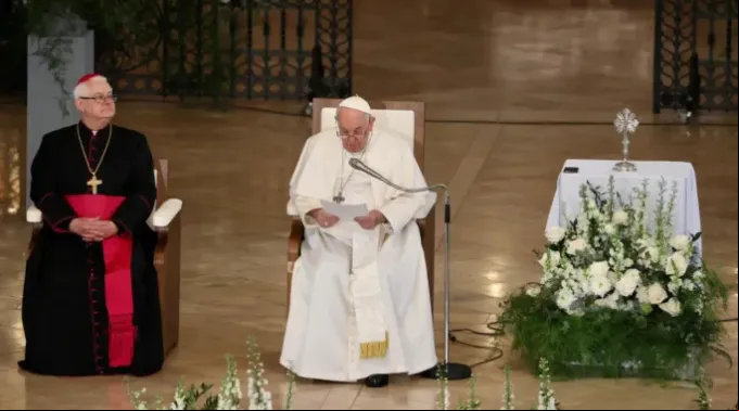 Papa-no-neocntro-com-pobres-e-refugiados-na-Hungria_Dabiel-Ibanez.jpg ?? 