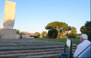 Papa Francisco reza diante do monumento aos caídos de Kindu