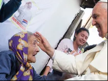 Papa Francisco abençoa uma mulher idosa durante a sua viagem ao Paraguai 