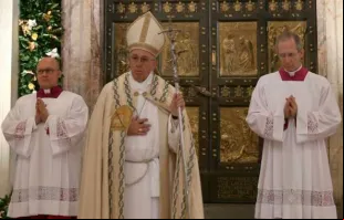 Papa ante a Porta Santa da Basílica de São Pedro.