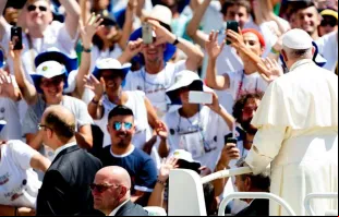 O Papa na Praça de São Pedro com os jovens.