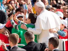 Papa tira foto com crianças no início da Audiência Geral.
