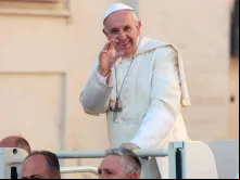 Papa Francisco saúda os fiéis durante a Audiência.