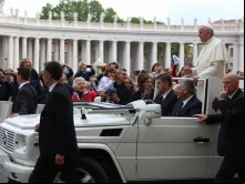 O Papa saúda na Praça de São Pedro.