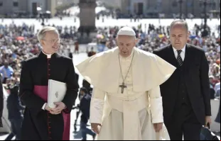 Papa Francisco sobre as escadarias para o palco na Audiência Geral.