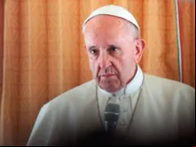 Papa Francisco no avião rumo a Cracóvia.