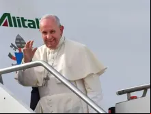 Papa Francisco embarcando no avião papal.