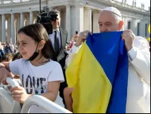 O papa beija uma bandeira ucraniana