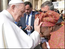 Papa Francisco abençoa Augusta, vítima de exploração sexual e protagonista do documentário ‘Love’.