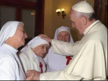 Papa Francisco abençoa a Irmã Cândida em 2014.