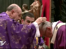 Papa Francisco recebe as cinzas na Missa hoje, em São Pedro. Captura do Youtube
