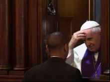 Papa Francisco atendendo confissão.