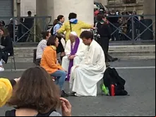 Papa atende confissões na Praça de São Pedro em 2016.