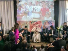 Papa Francisco conversando com algumas crianças no México.