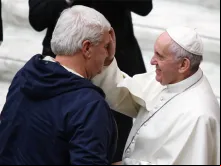 Papa abençoa um peregrino durante a Audiência.