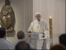 Papa pronuncia a homilia durante a Missa.