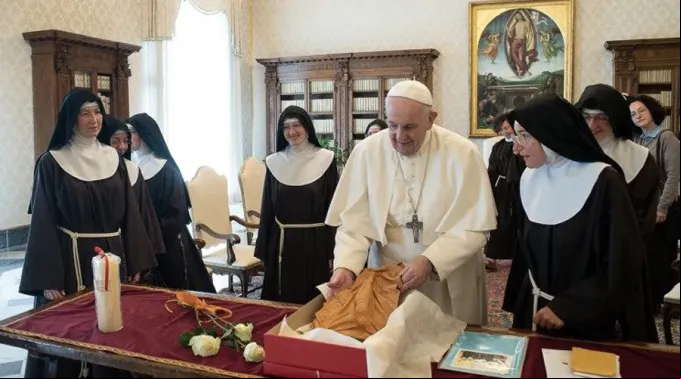 PapaFco_clarisas_Paganica_26042021_VaticanMedia.jpg ?? 