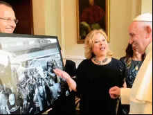 Papa Francisco recebe o quadro com a foto viral da JMJ Panamá 2019 –