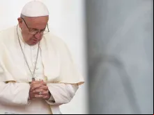 Papa Francisco em oração.