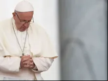 Imagem referencial. Papa Francisco em oração.