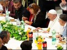 Papa Francisco no almoço com 1500 pobres no Vaticano.