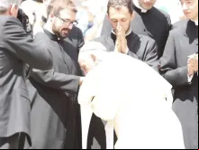 Papa Francisco beija as mãos de um padre recém-ordenado