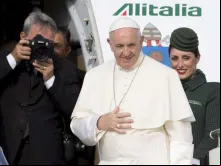 Papa Francisco embarcando no avião que o levou a Gênova em junho de 2018.